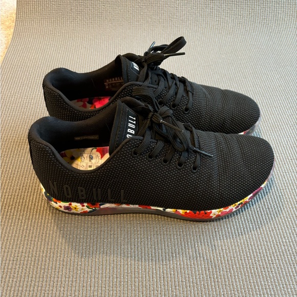Like New - WOMEN'S FLORAL NOBULL OUTWORK 10.5 - Picture 4 of 5